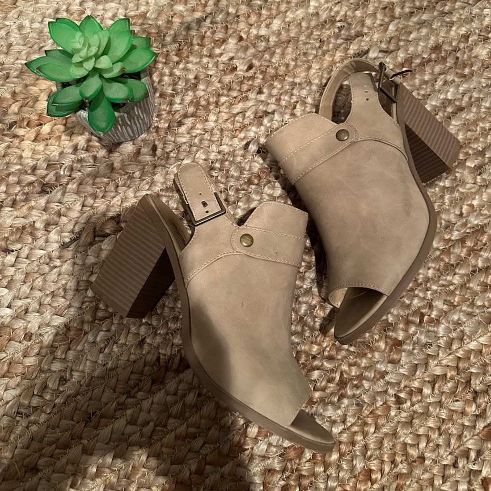 TAN BLOCK HEELS